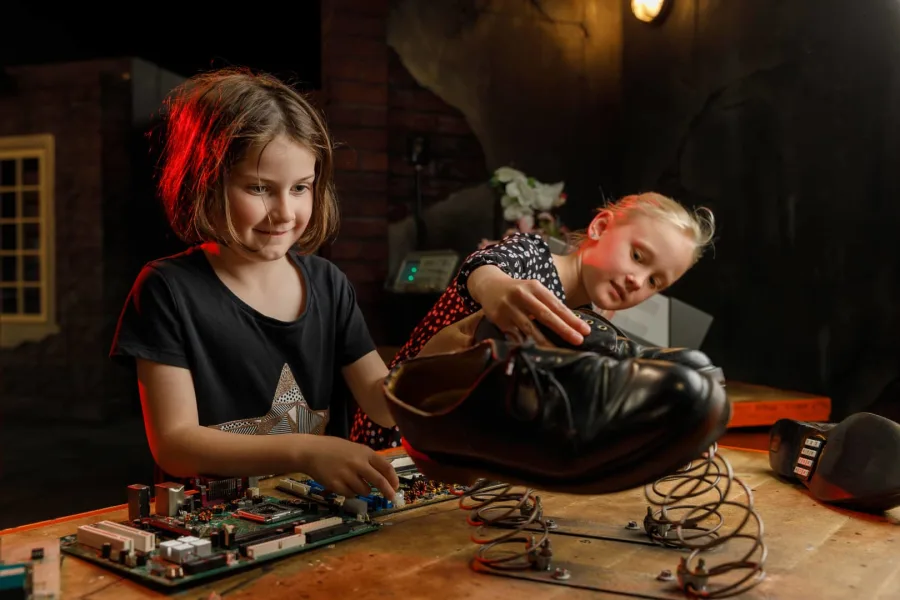 Gadgets, Codes & Clues